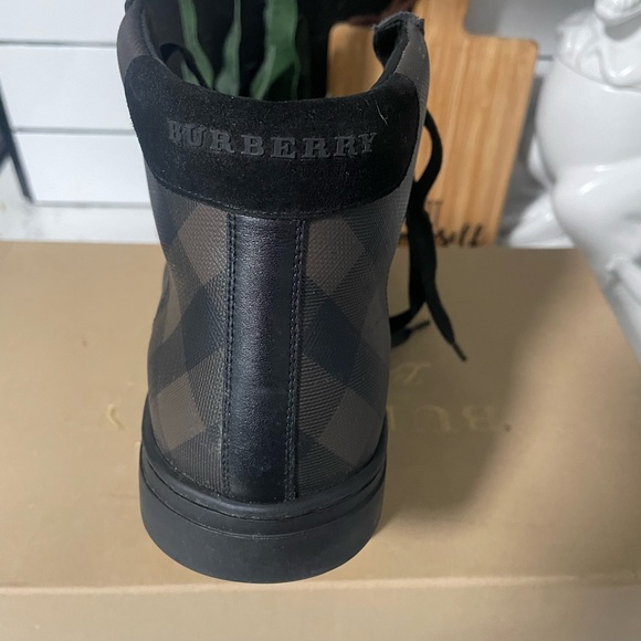 Men’s Burberry Sneaker - Picture 4 of 4